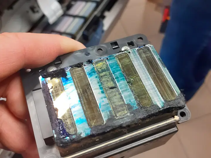 Głowica drukująca Epson przed czyszczeniem – zaschnięty tusz w dyszach